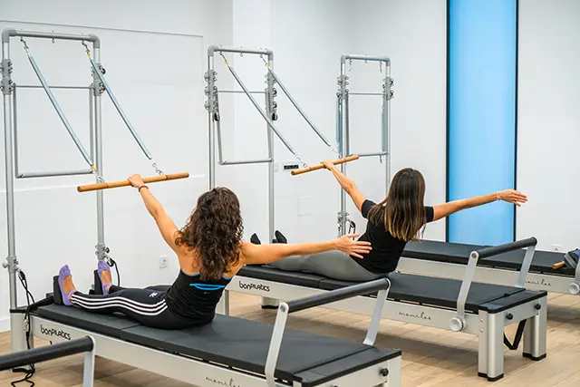 Pareja haciendo Pilates